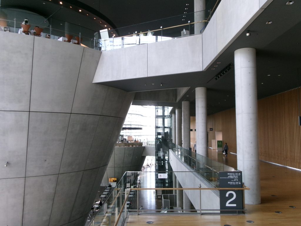 国立新美術館 逆円錐