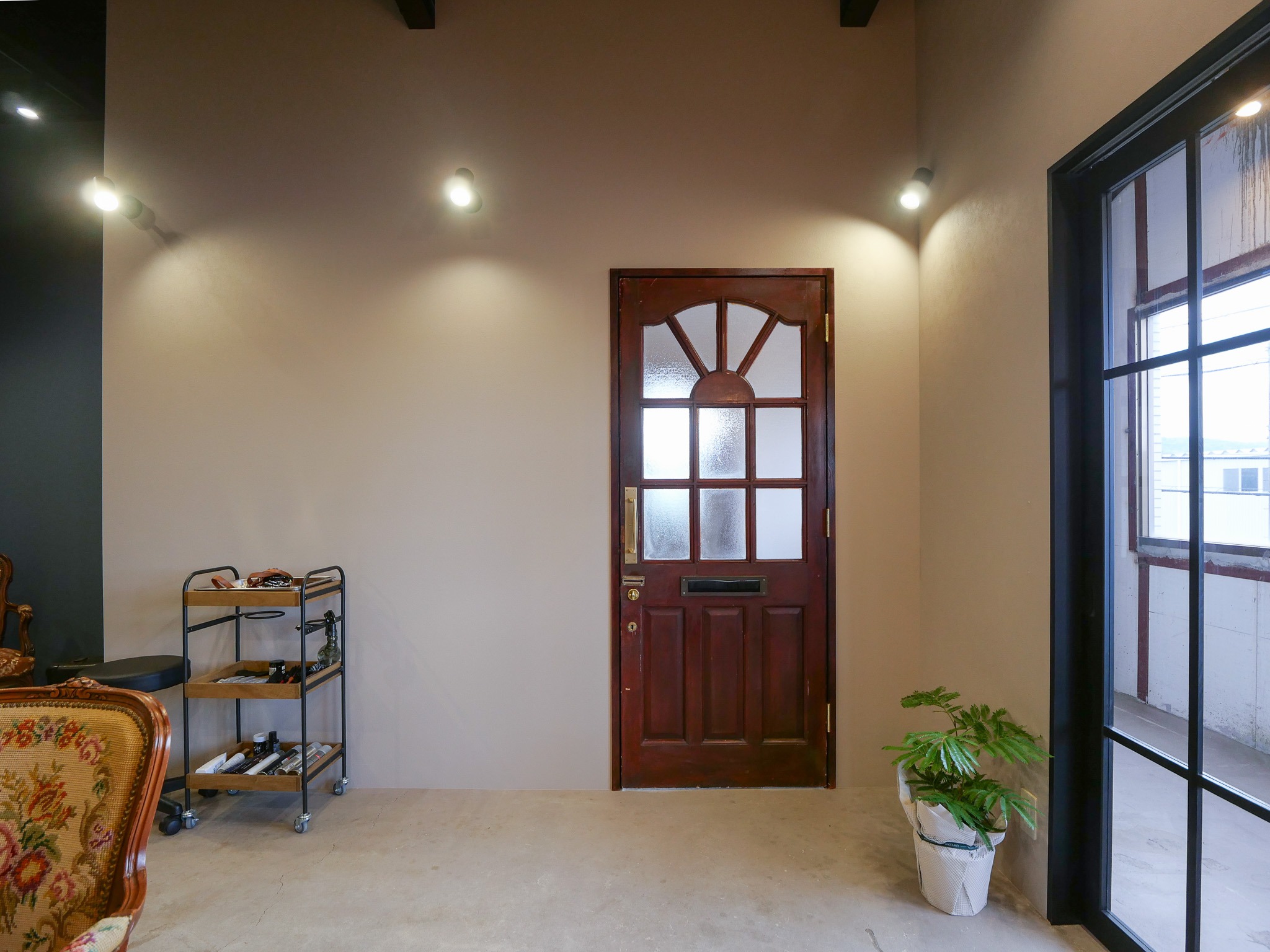 ビルの中、隠れ家のような美容室