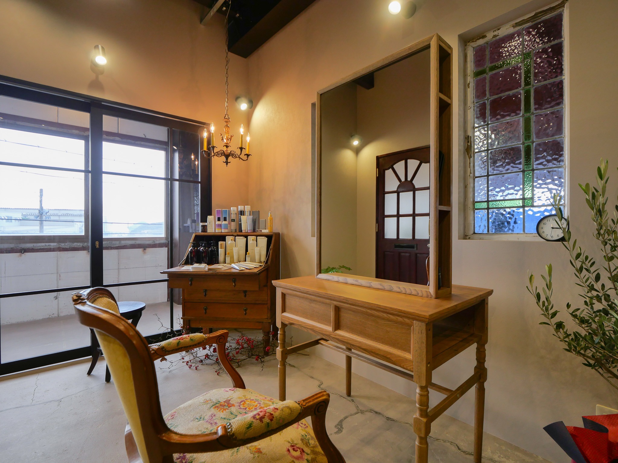 ビルの中、隠れ家のような美容室