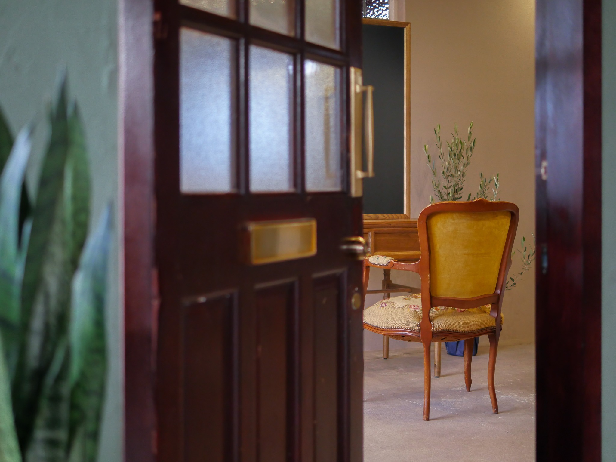 ビルの中、隠れ家のような美容室