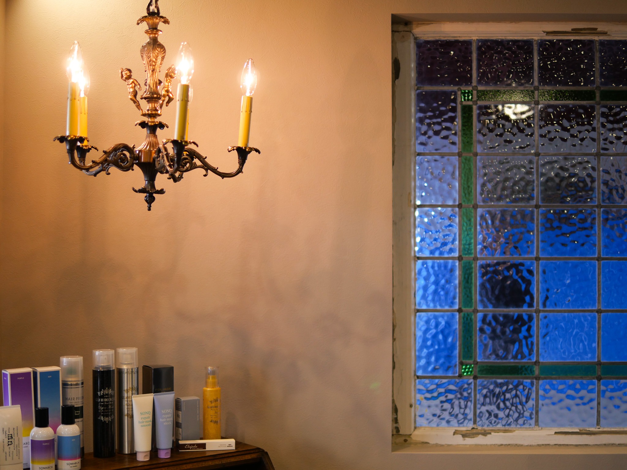 ビルの中、隠れ家のような美容室