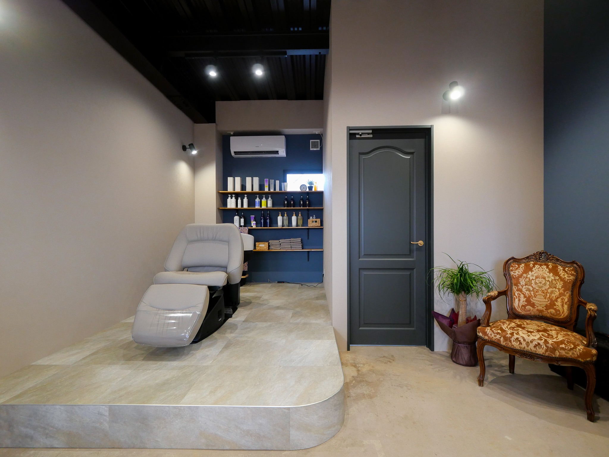 ビルの中、隠れ家のような美容室