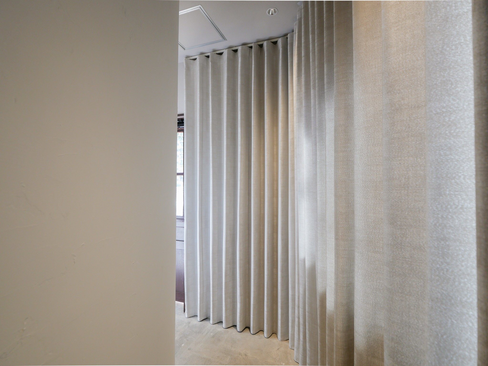 入り口からの動線が美しいプライベートサロン