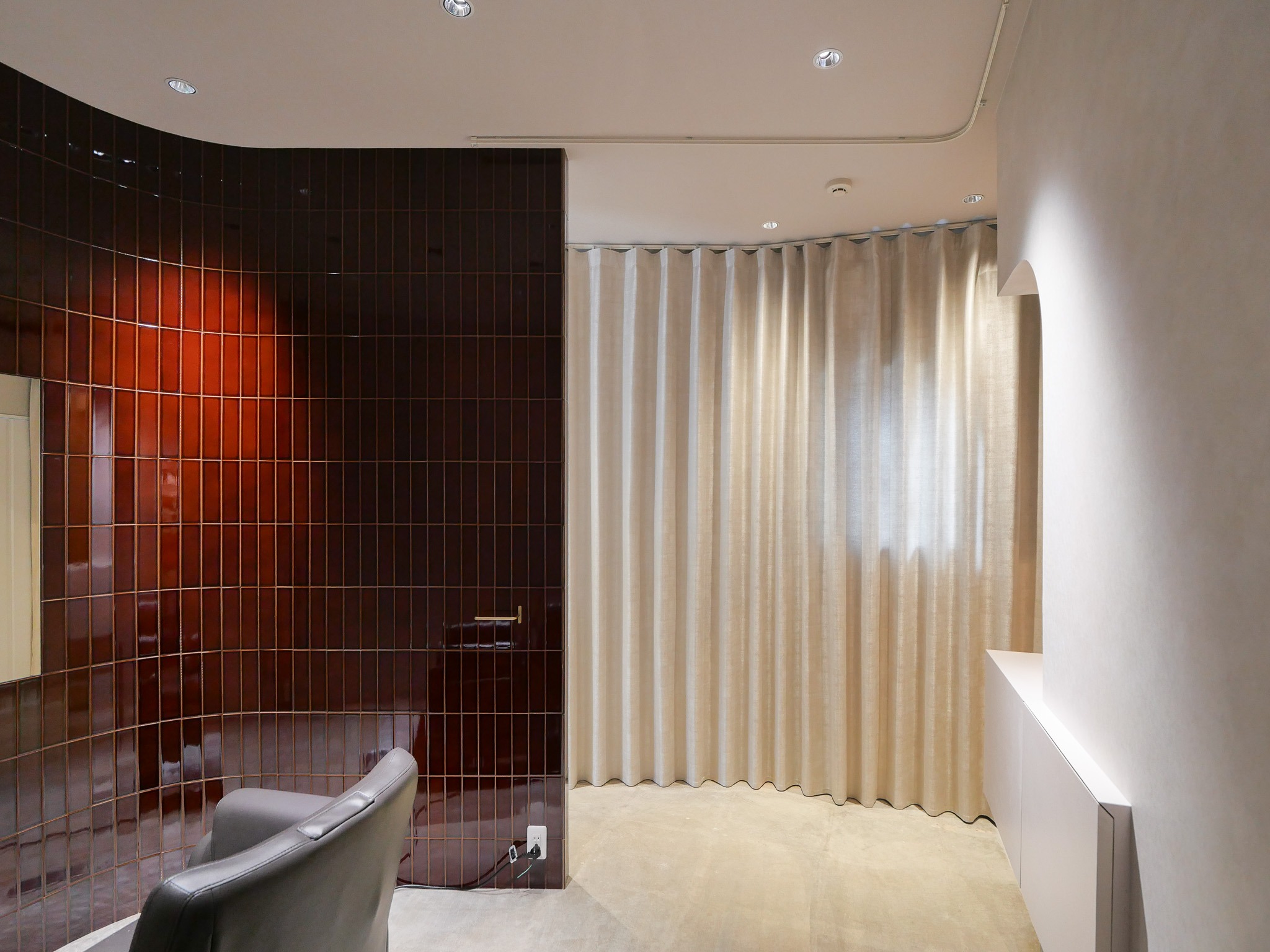 入り口からの動線が美しいプライベートサロン